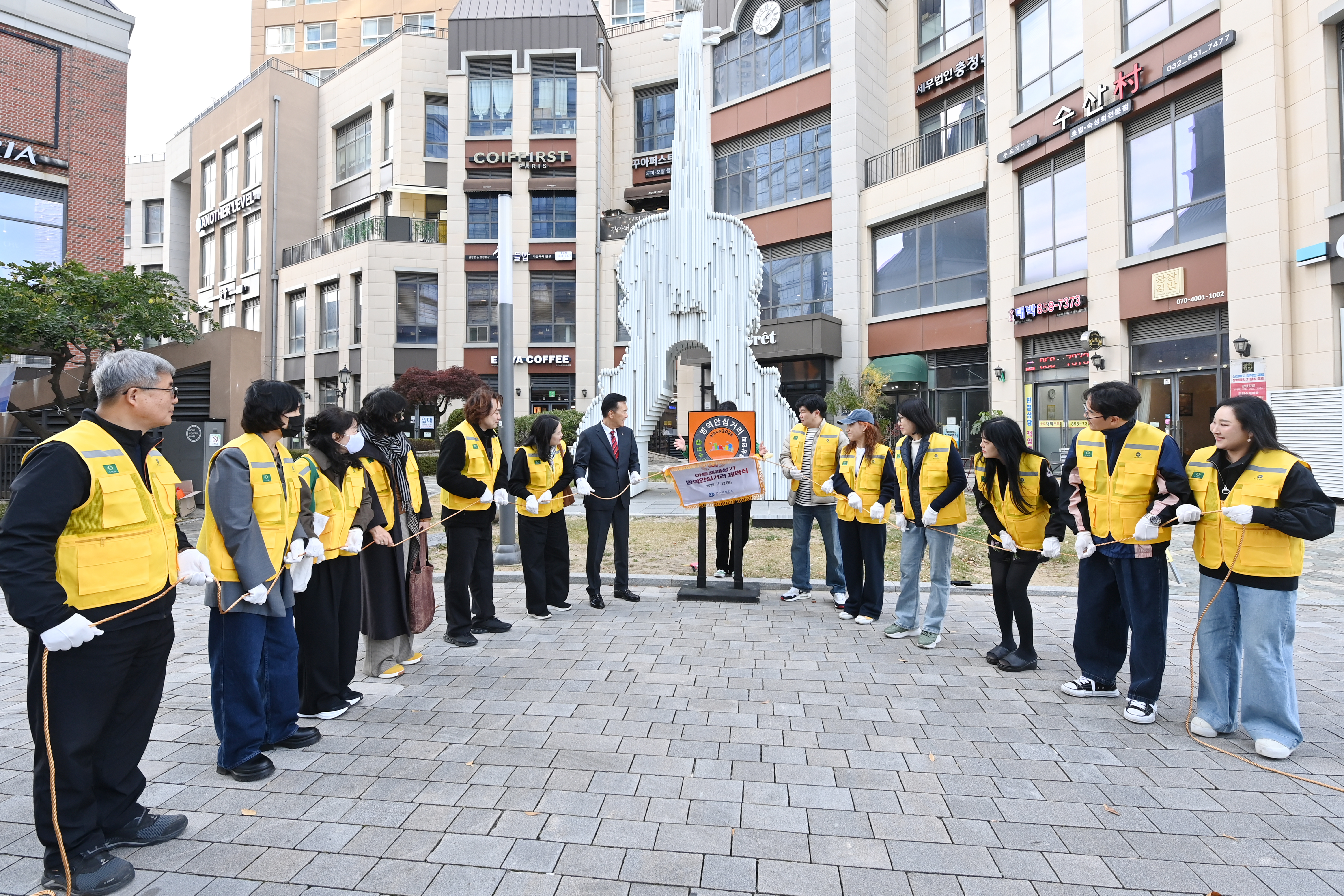 연수구는 감염병으로부터 안심할 수 있는 환경 조성과 주민과 함께 만드는 안전한 방역 문화 정착을 위해 아트포레 판매시설을 방역안심거리로 지정하고 지난 13일 표지판 제막식을 개최했다